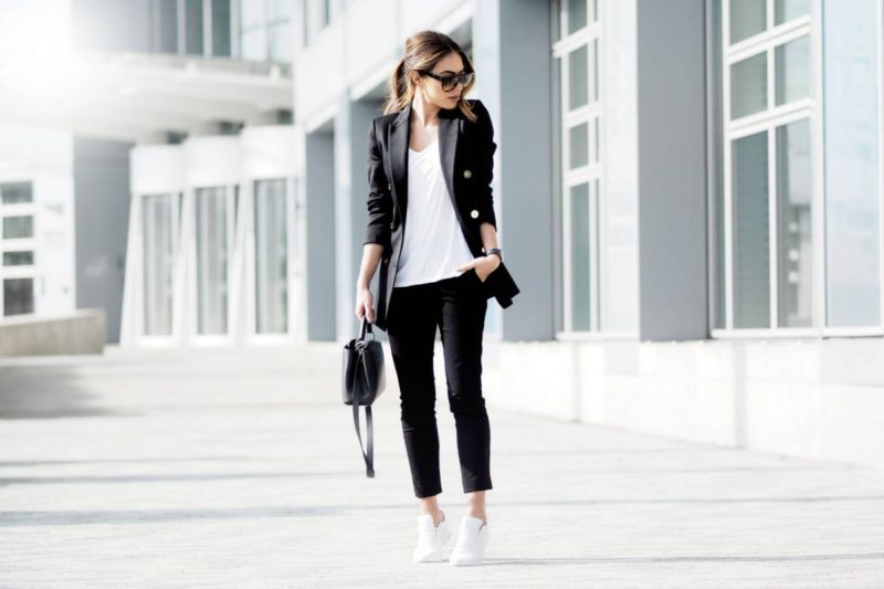 How-to-wear-a-double-breasted-blazer-corporate-style-story-white-trainers